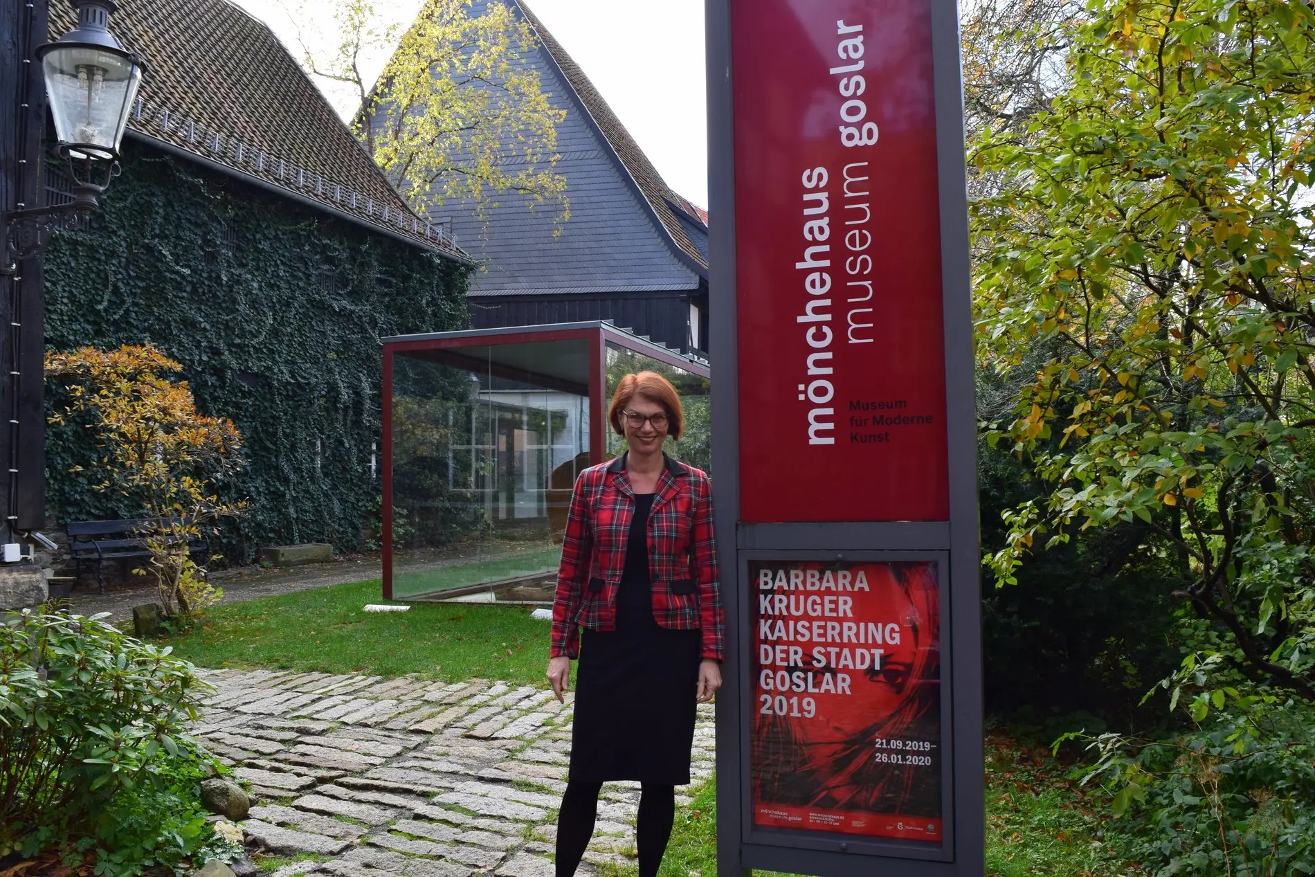 Vor dem Eingang zum Mönchehaus-Museum steht Bettina Ruhrberg.