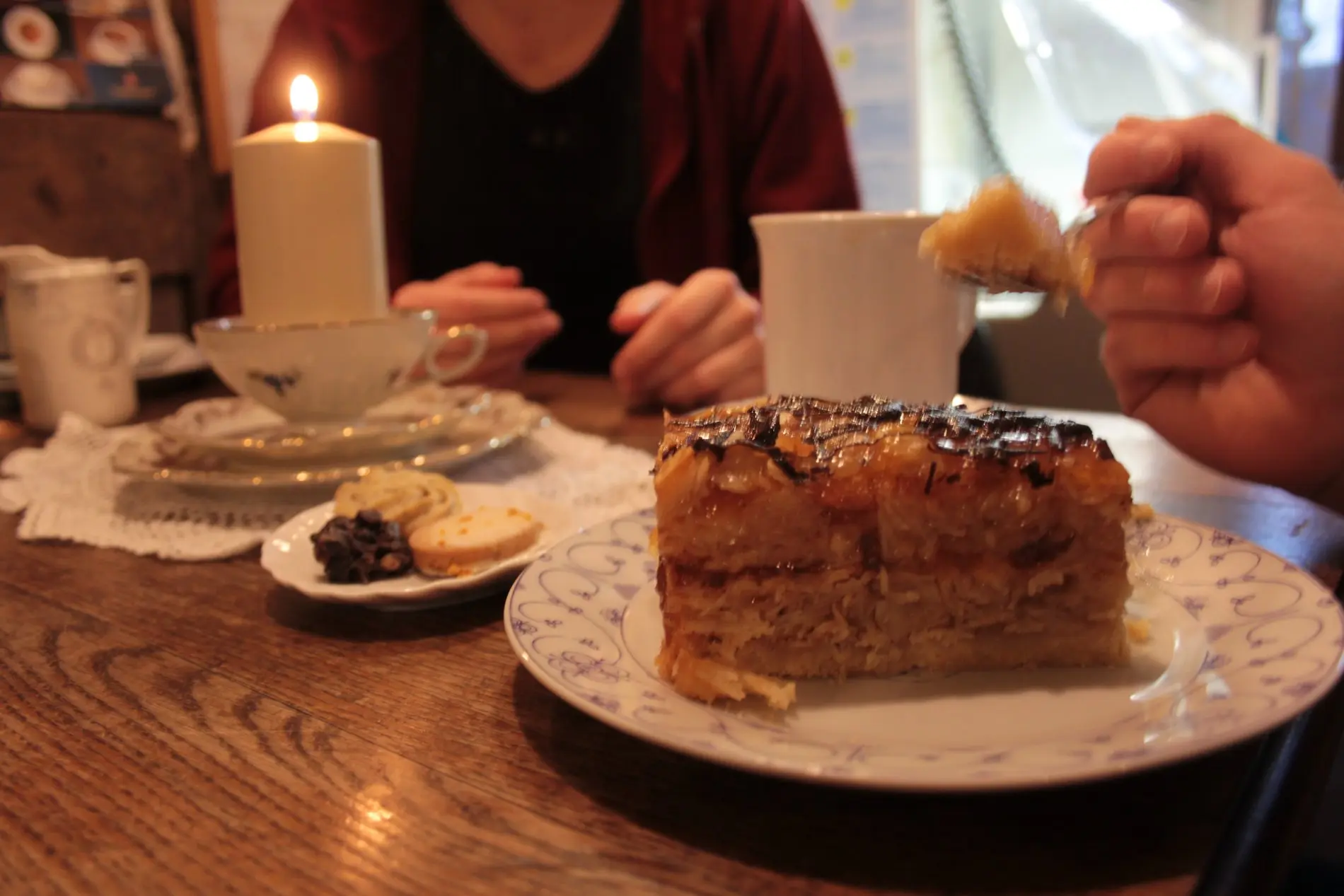 Kuchen auf einem Tisch neben einer Kerze. 