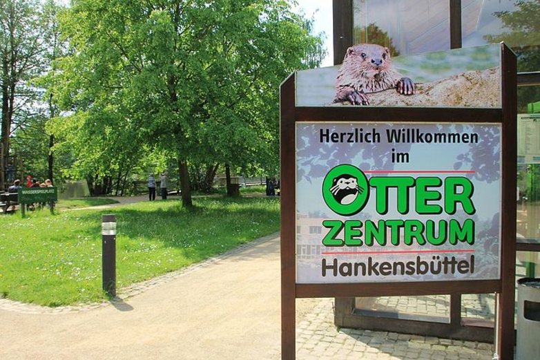 Schild über das Otterzentrum vor dem Eingangsbereich