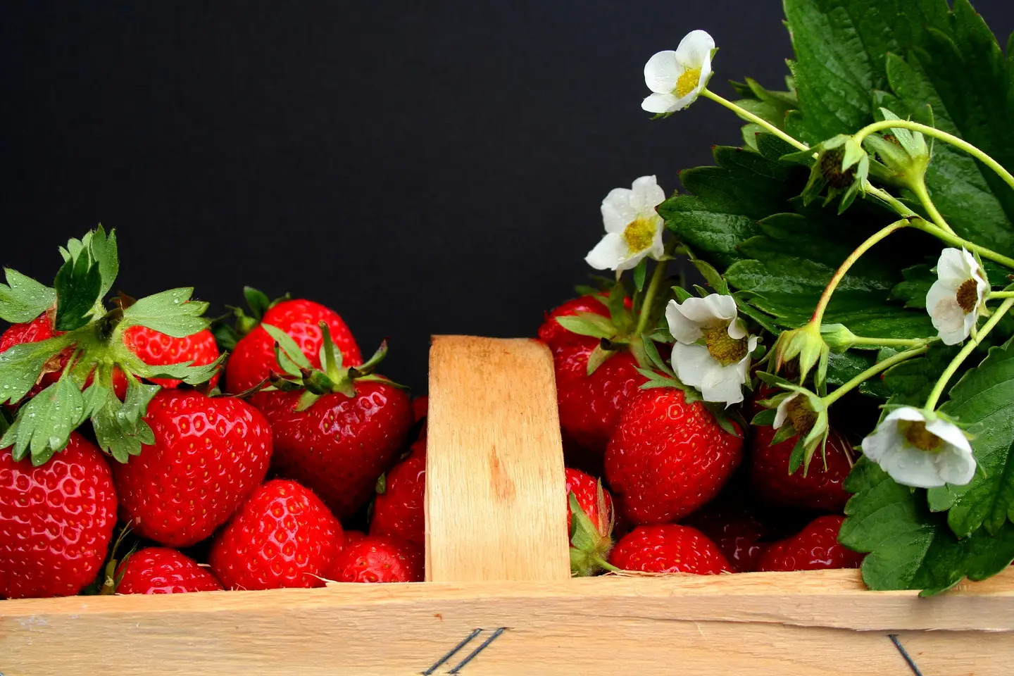 Ein Korb mit Erdbeeren.