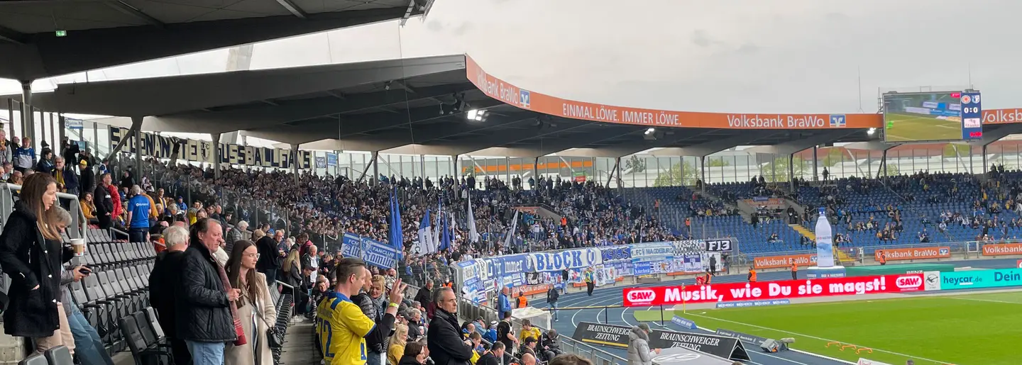 Der Gästeblock in einem Fußballstadion.