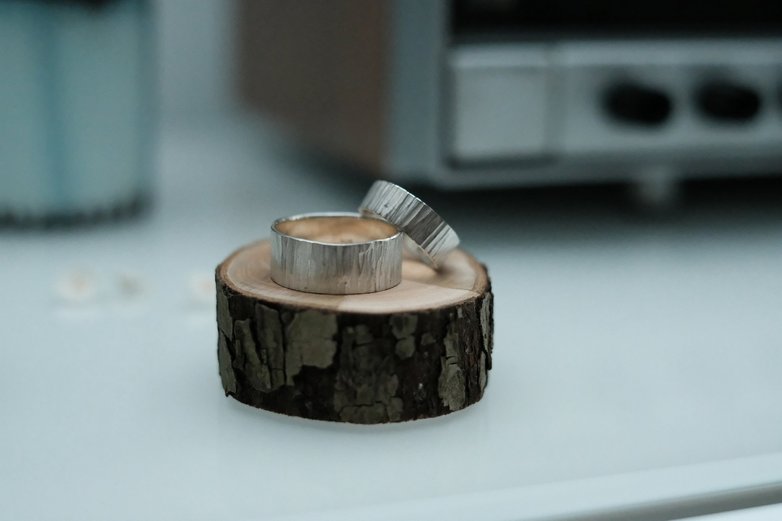 Hochzeitsringe mit Struktur einer Baumrinde.