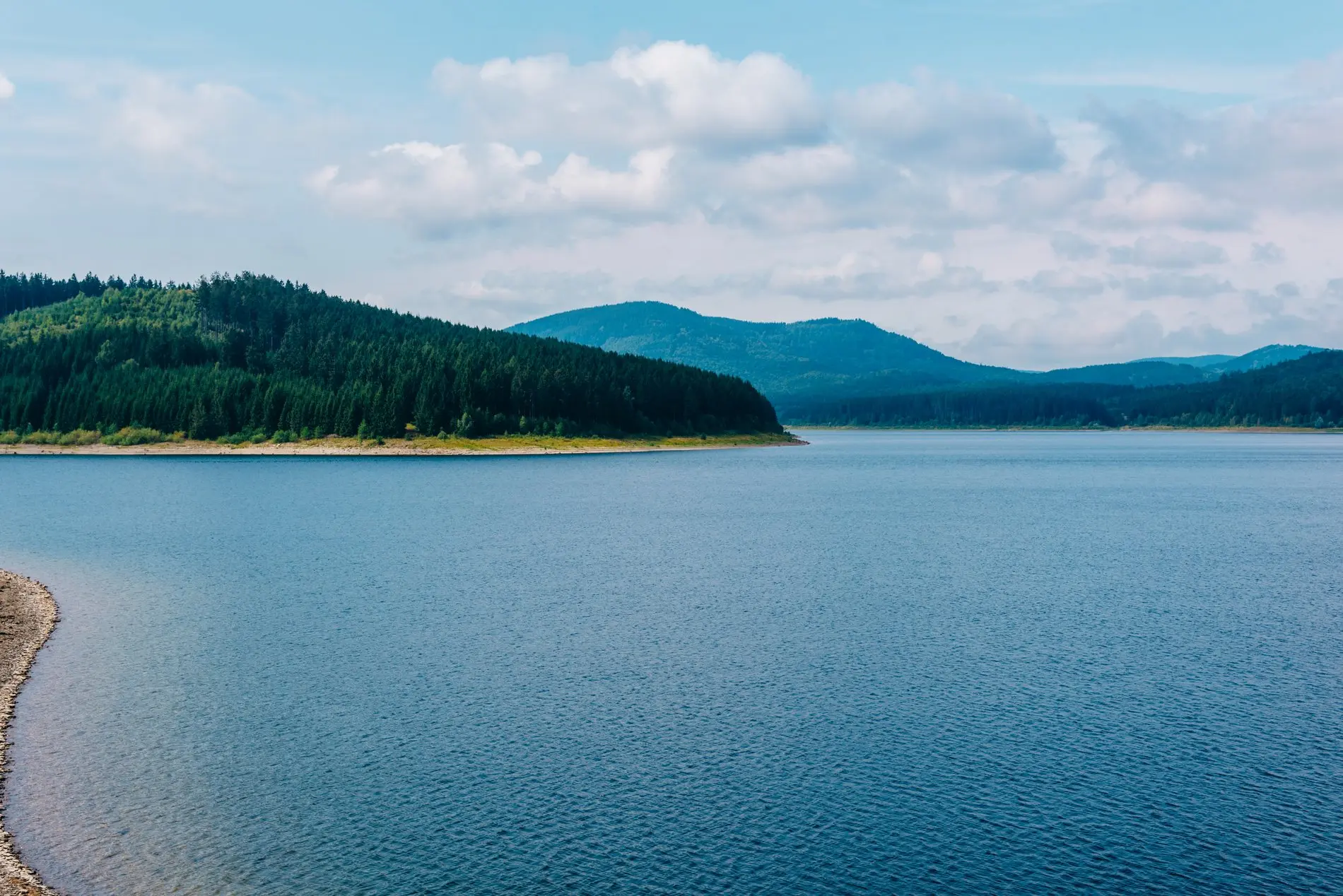 Ein Stausee mit Bergen im Hintergrund im Landkreis Goslar.