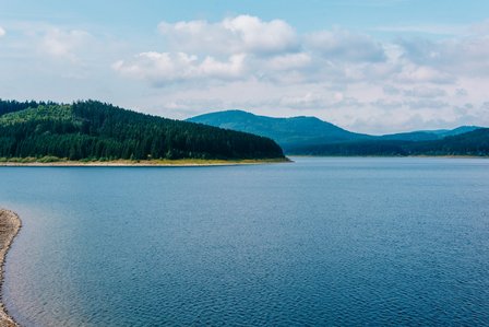 Ein Stausee mit Bergen im Hintergrund im Landkreis Goslar.