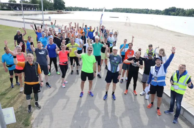 Eine Laufgruppe am Ufer des Allersees.