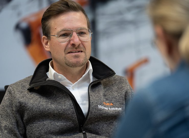 Michael Edtbauer, Global Business Development Manager bei KUKA, im Gespräch mit unserer Autorin.