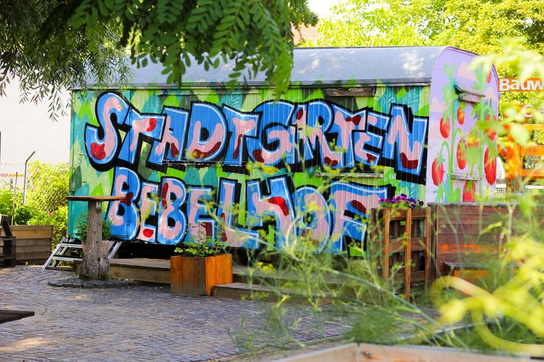 Ein mit Graffiti besprühter Bauwagen steht im Stadtgarten Bebelhof.