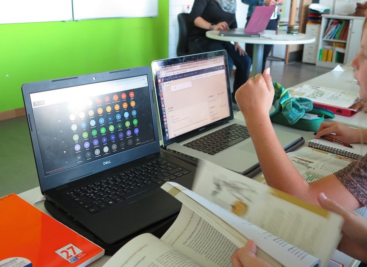 Eine Schülerin der IGS Lengede vor ihrem aufgeklappten Laptop.