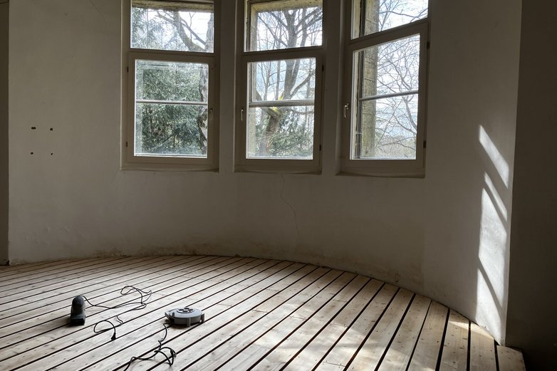 Ein geschliffener Holzfußboden.