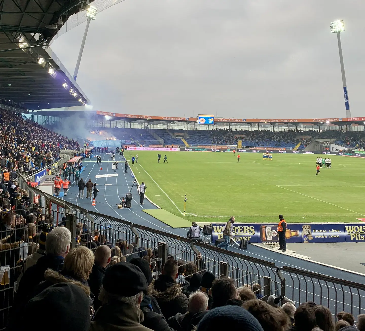 Im Stadion brennen Chemnitzer Fans Pyrotechnik ab.