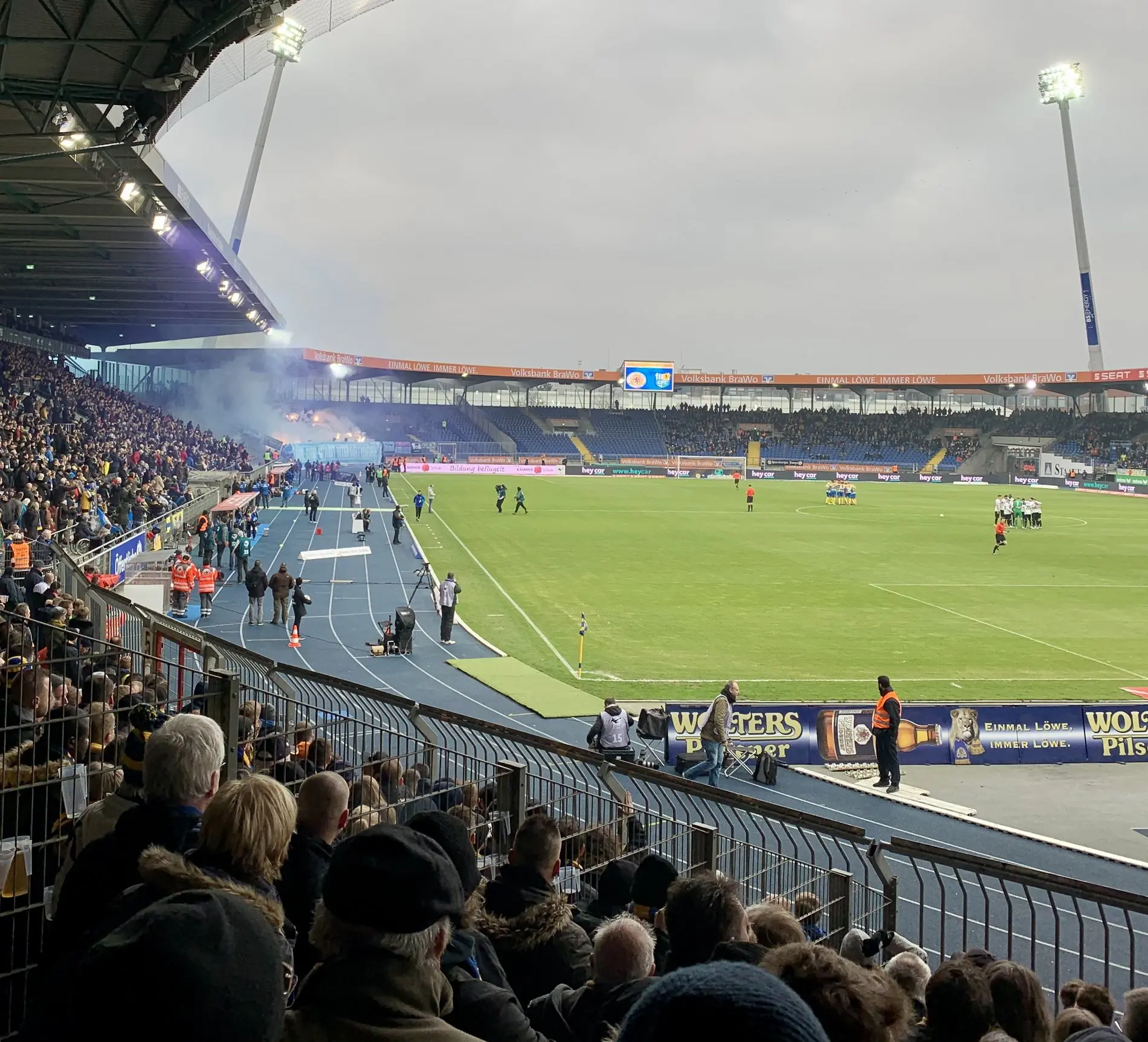 Im Stadion brennen Chemnitzer Fans Pyrotechnik ab.