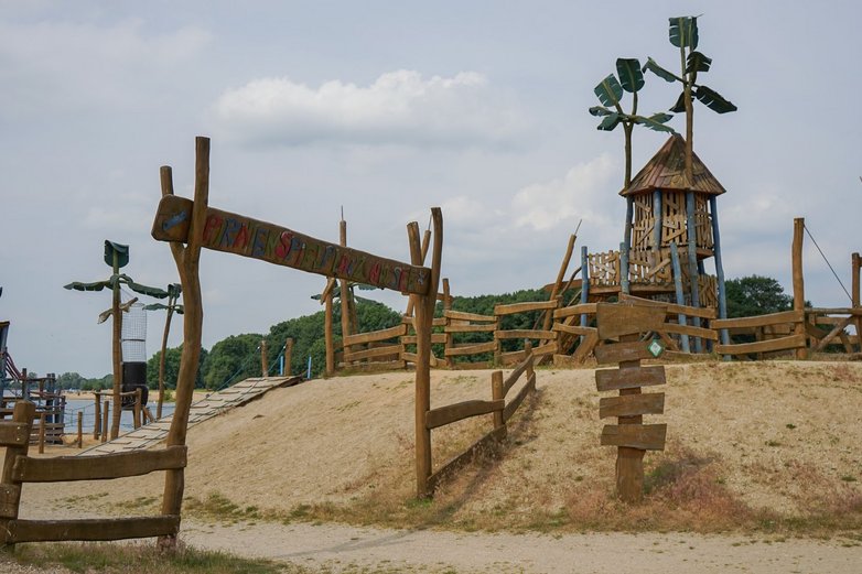 Piratenspielplatz am Ostufer des Salzgittersees.