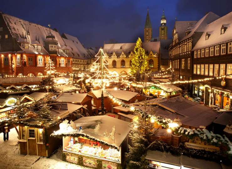 Der festlich erleuchtete Weihnachtsmarkt in Goslar. 