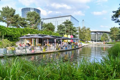 Man blickt auf das lagunenartig angelegte Gelände der Autostadt
