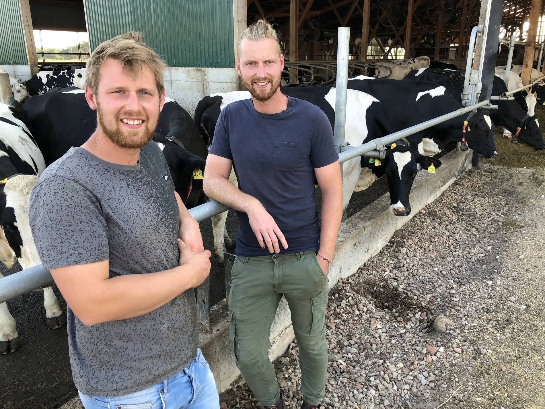 Zwei Bauern vor ihrem Kuhstall.