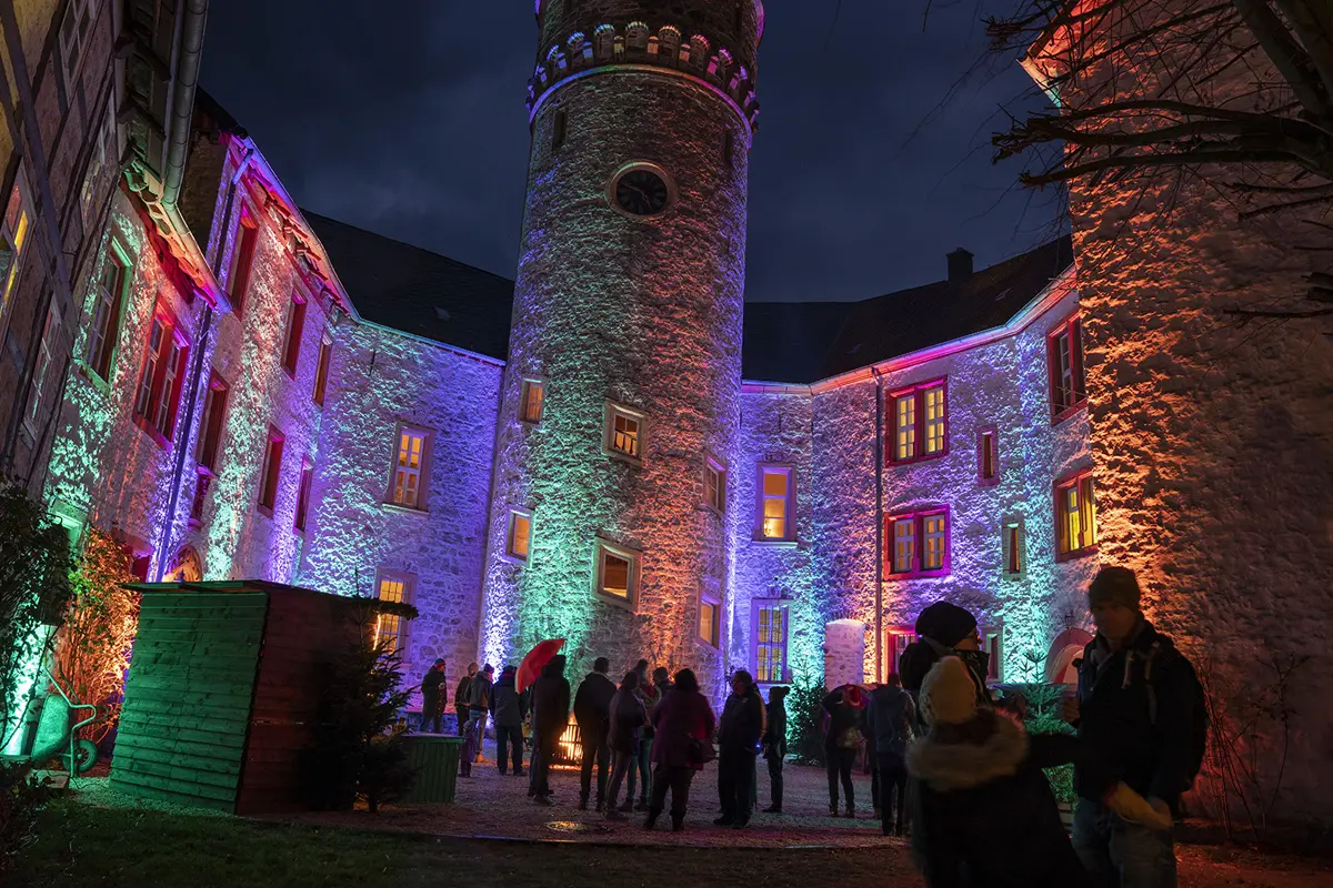 Illuminierter Hof des Schlosses Oelber.