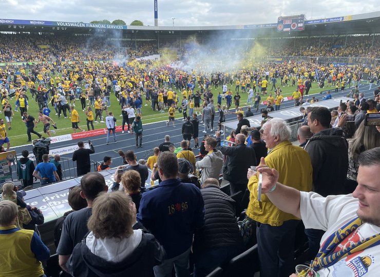 Eintracht-Fans stürmen den Platz.
