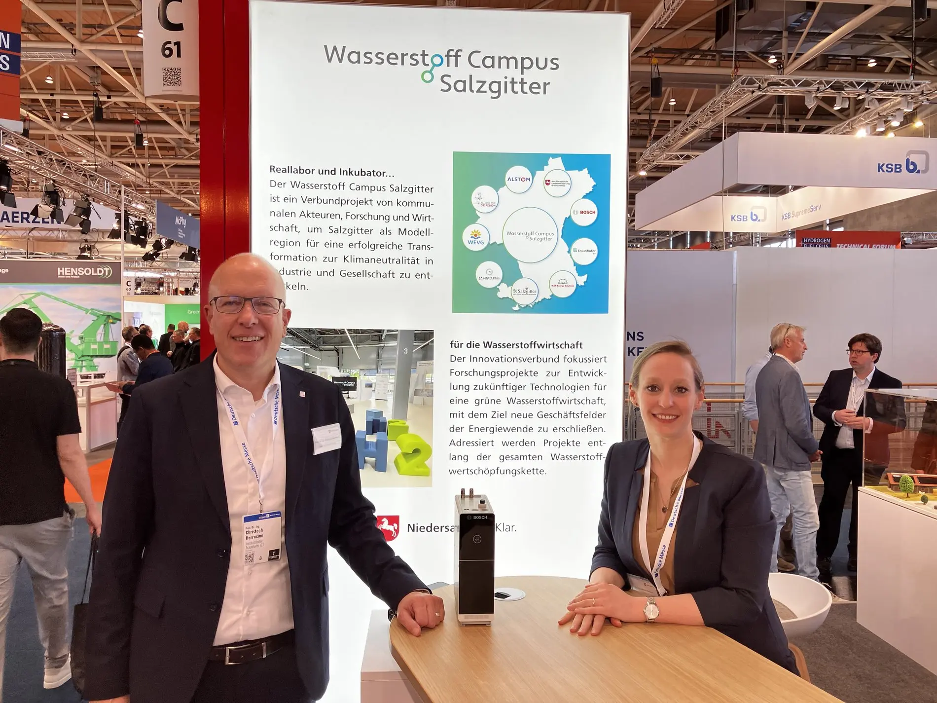 Prof. Christoph Herrmann und Prof. Sabrina Zellmer am Stand des Wasserstoff-Campus auf der Hannover Messe.
