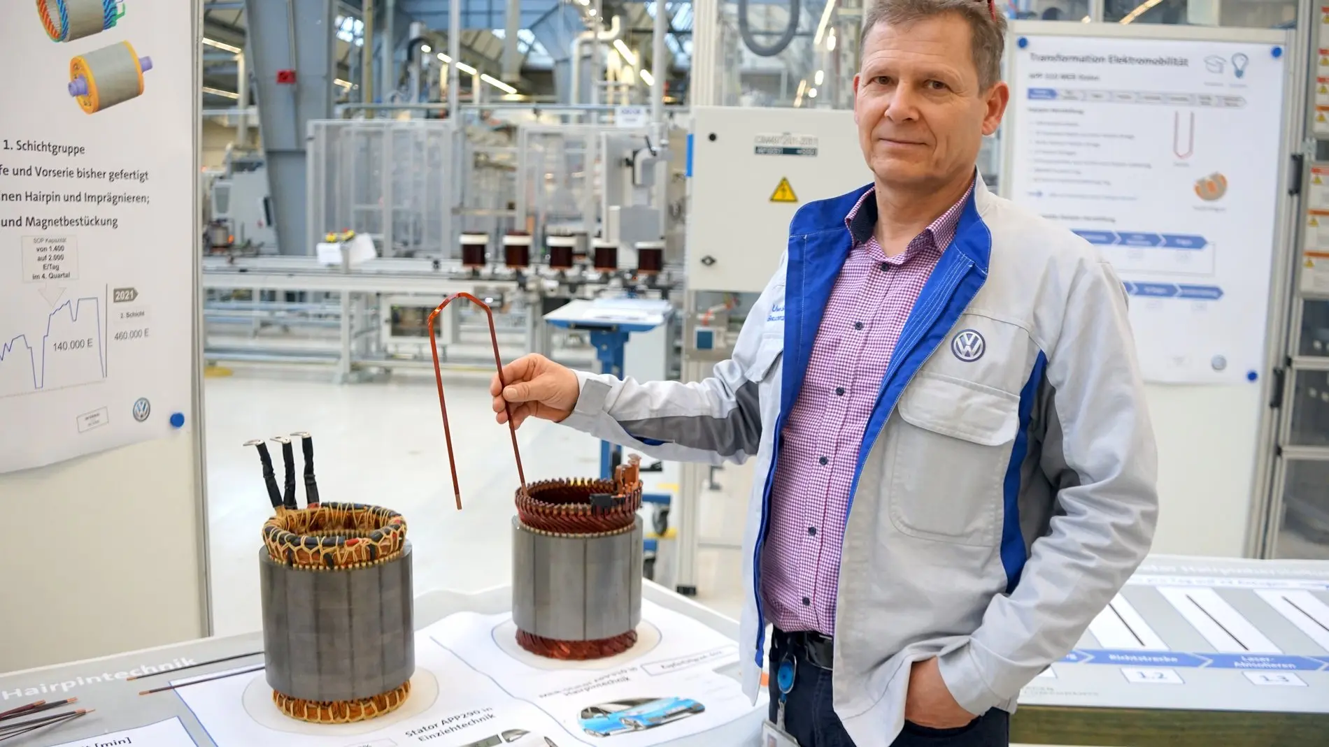Uwe Stiebeling, hier in der Stator-Fertigung, führt Besucher fachkundig durch das VW-Werk Salzgitter