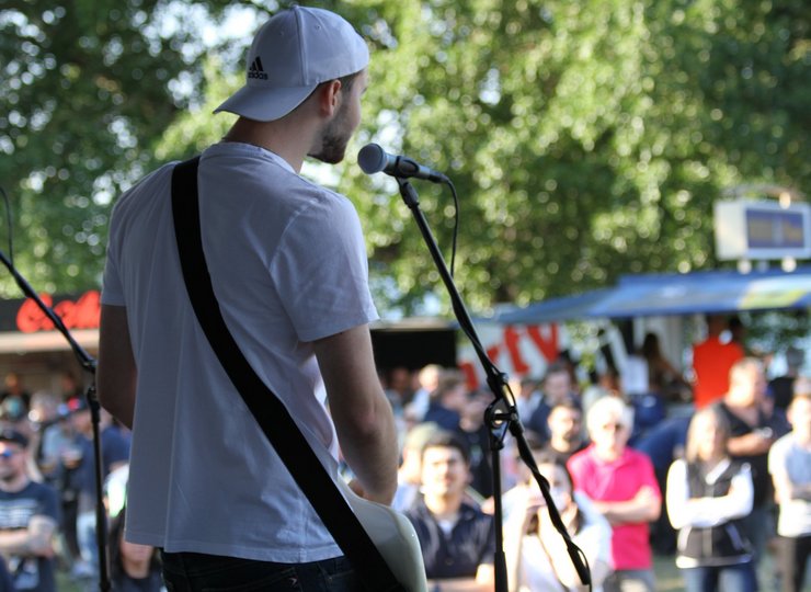 Nathan Schulz von Blue Rocks rockt vor dem Salzgitteraner Publikum auf dem BraWo Seefestival..