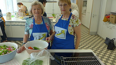 Zwei Freiwillige beim Kochevent des FreiwilligenZentrumSalzgitter e.V.