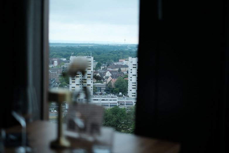 Ausblick aus dem Fenster eines Hochhauses über Braunschweig.