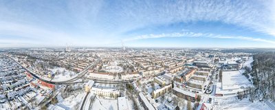 Man blickt aus der Luft in Panoramasicht auf das verschneite Wolfsburg