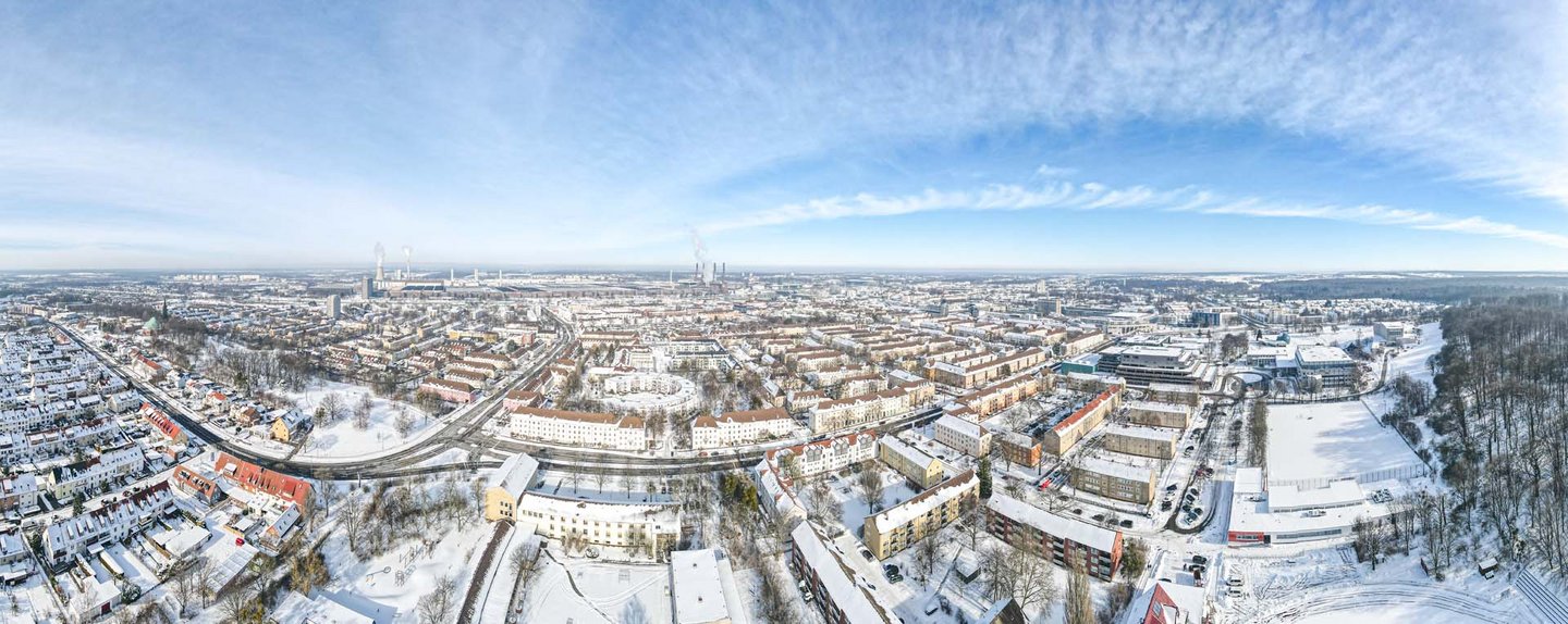 Man blickt aus der Luft in Panoramasicht auf das verschneite Wolfsburg