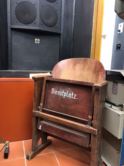 Man sieht Impressionen aus der Ausstellung: Hier ein alter Dienstplatz