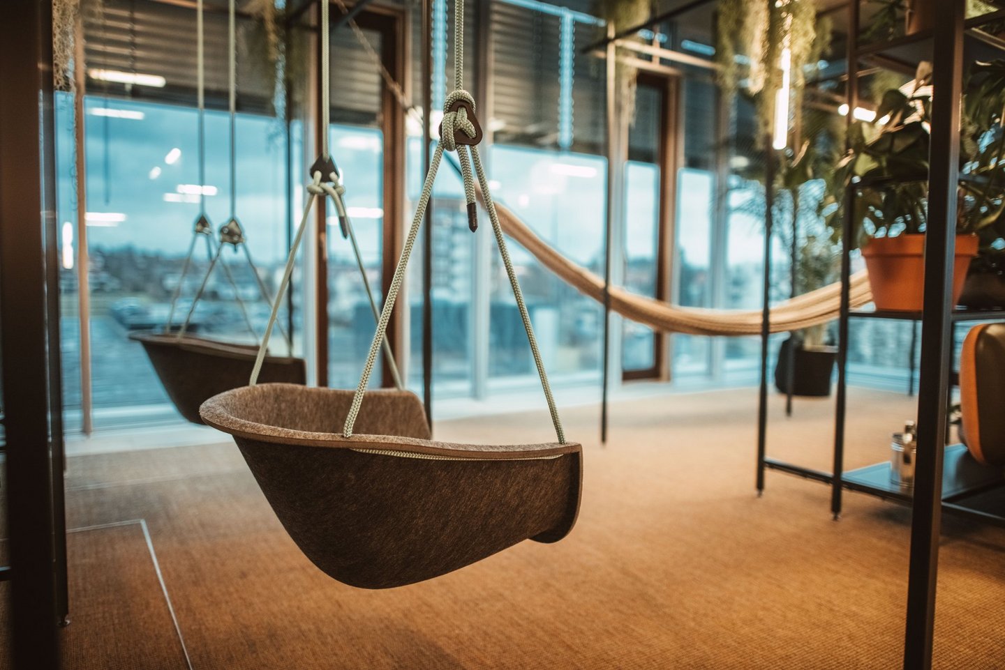 Zwei Hängesessel in der Jägermeister-Zentrale in Wolfenbüttel. 