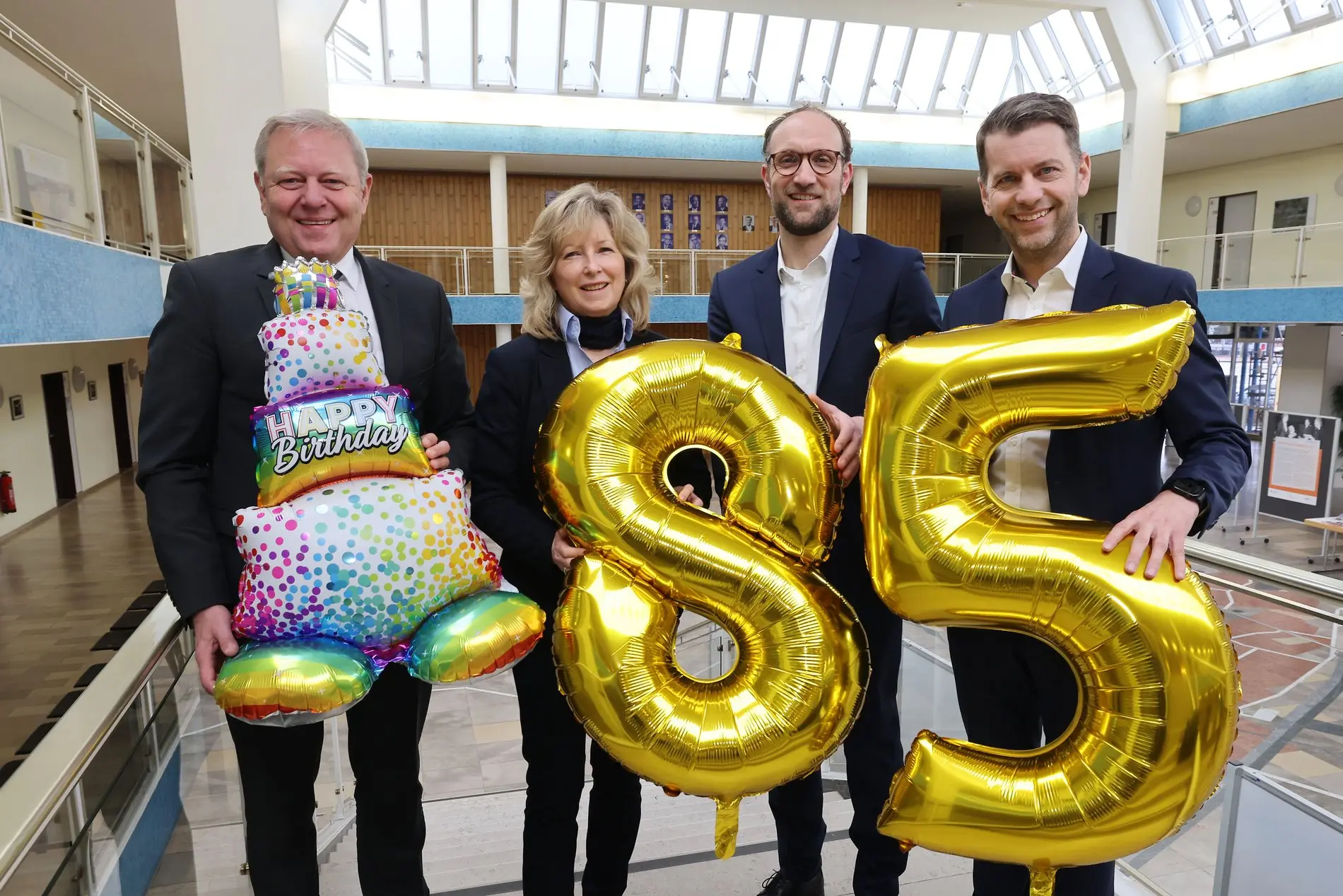 Brinkmann, Kayser, Hofschroer und Weilmann posieren für den 85. Wolfsburger Stadtgeburtstag.