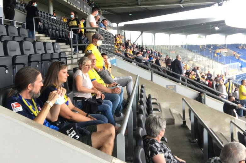 Bestes Wetter und erwartungsfrohe Zuschauer im Eintracht-Stadion.
