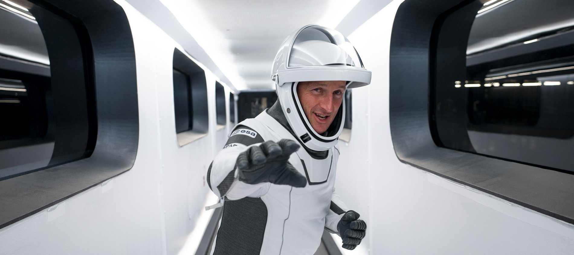 Ein Astronaut steht in einem Gang.