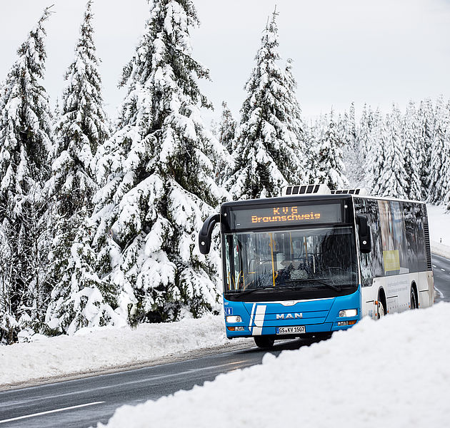 Ein Bus im winterlichen Mittelgebirge. (Bildrechte: Joachim Lührs für KVG Braunschweig)