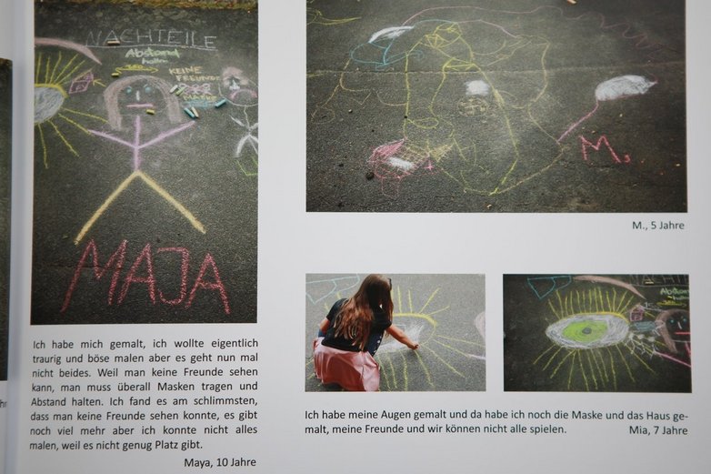 Zwei Katalogseiten mit Kreidebildern von Kindern.