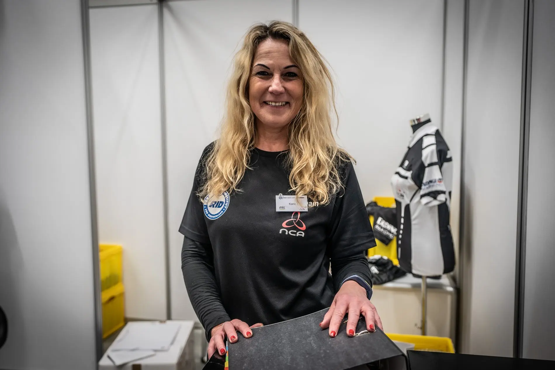 Karin vom Service-Team des NCA betreut den Weltrekordversuch rund um das E-Auto. 