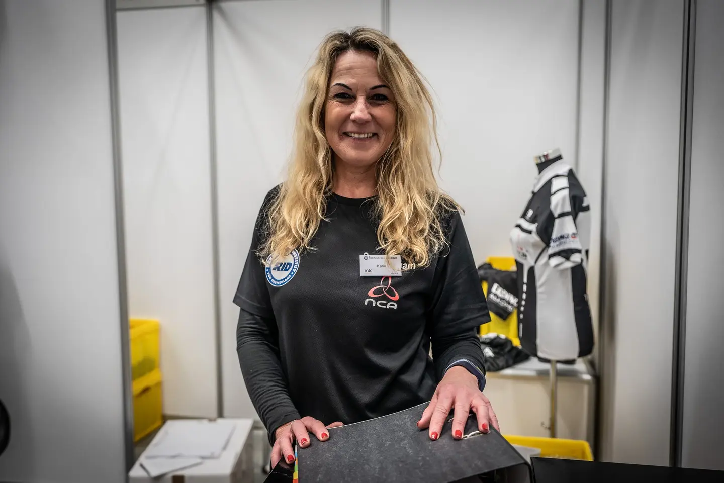 Karin vom Service-Team des NCA betreut den Weltrekordversuch rund um das E-Auto. 