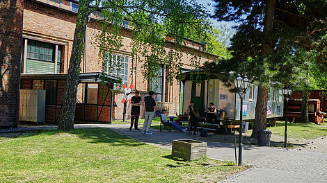 Arbeitspause vor der Anheizhalle im Lokpark Braunschweig.