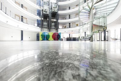 Hauptgebäude der Öffentlichen innen mit Blick auf den Empfang