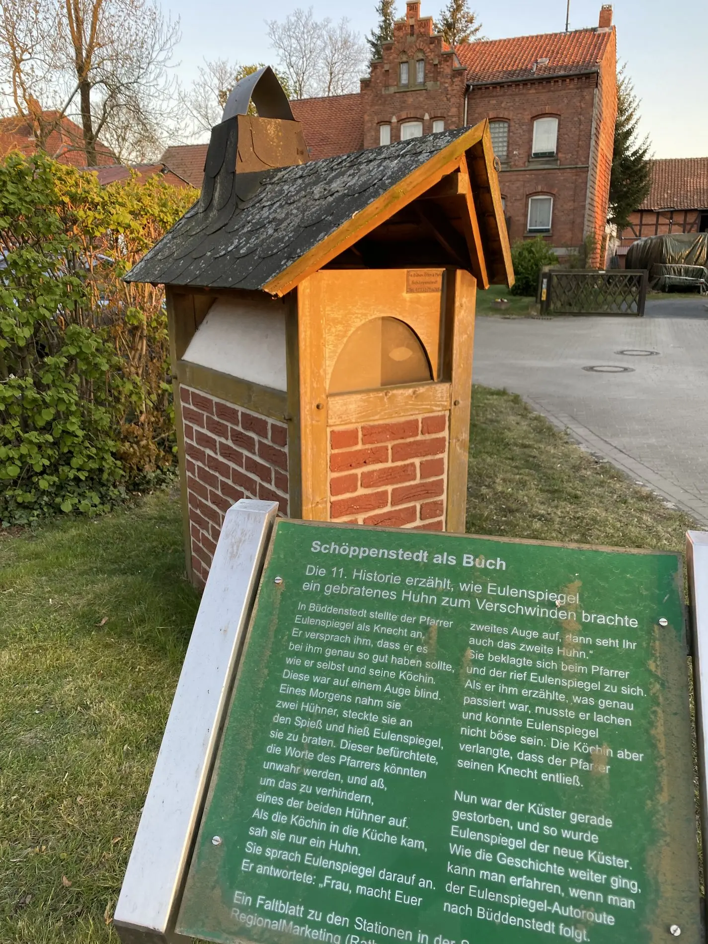 Die 11. Historie: Wie Eulenspiegel ein gebratenes Huhn zum Verschwinden brachte. Findet sich im Ortsteil Schliestedt.