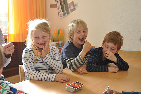 Drei Kinder der KiTa „Peter und Paul“ der Evangelischen Stiftung Neuerkerode im Landkreis Wolfenbüttel.