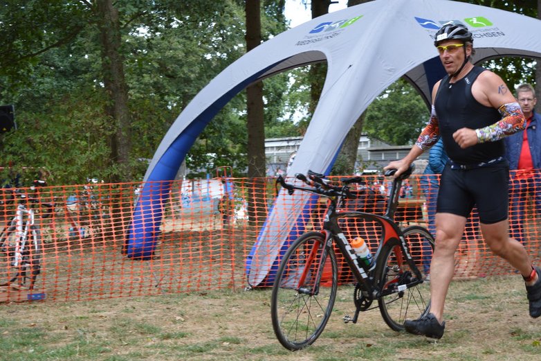 Radfahrer beim Elm-Lappwald-Triathlon.