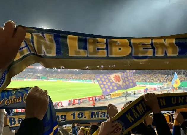 Ein Fan-Schal wird im Stadion von Eintracht Braunschweig in die Höhe gereckt.