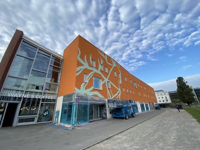 Ein modernes, rechteckiges Gebäude in der Porschestraße in Wolfsburg.