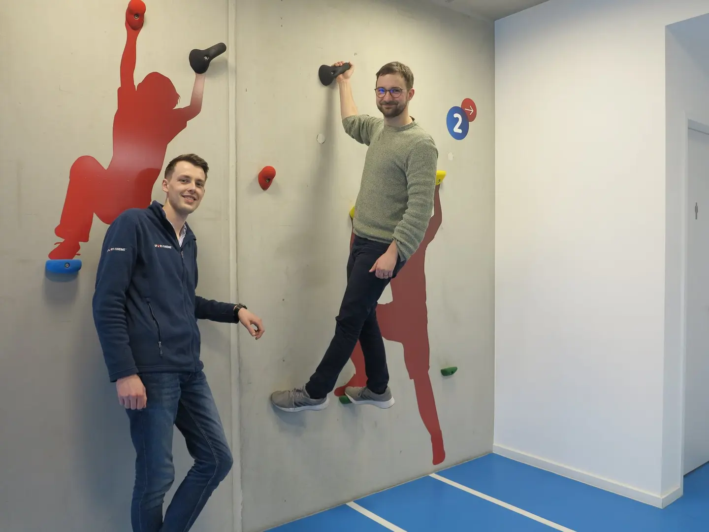 Zwei Männer in einem Kletter-Raum.