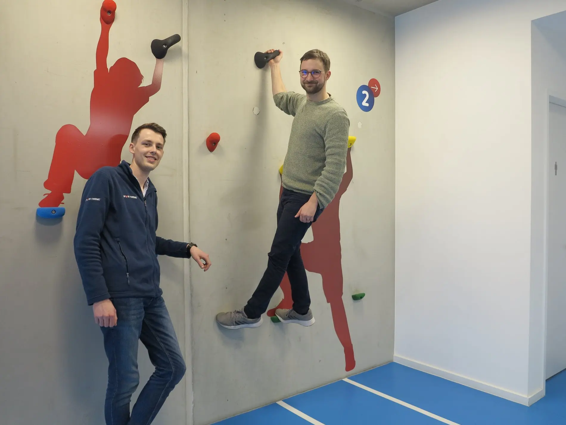 Zwei Männer in einem Kletter-Raum.