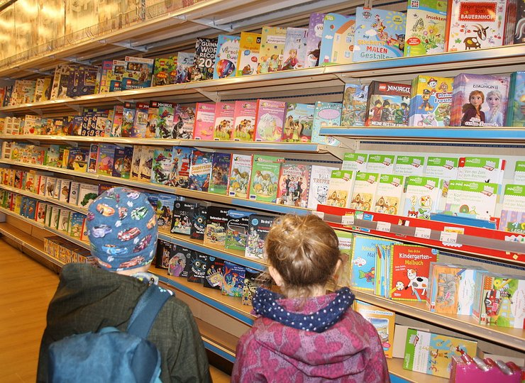 Bücher und Hefte im Spielzeugladen Smyths.