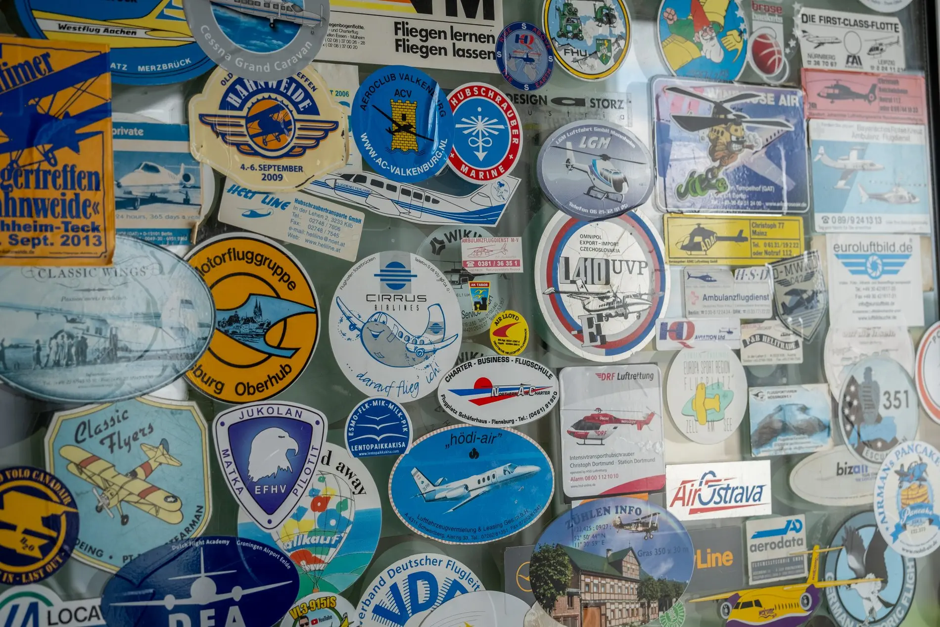 Gut besucht – zahlreiche Aufkleber zeigen, wie beliebt der Flughafen Braunschweig-Wolfsburg ist.