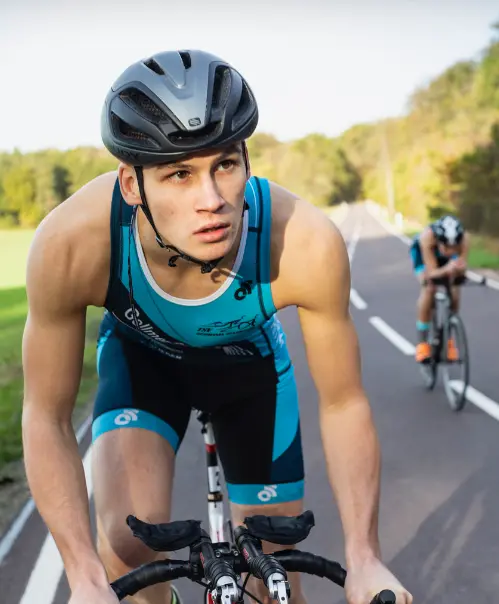 Ein Rennradfahrer in Frontalaufnahme.