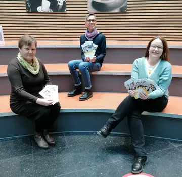 Drei Frauen sitzen auf Treppenstufen. (Bildrechte: Marike Bebnowski)